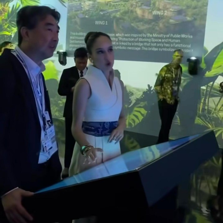 <p>Mengutip dari akun Instagram pribadinya, Cinta mengaku sebagai perwakilan Indonesia yang berbicara di depan delegasi dari seluruh negara di dunia. (Foto: Instagram @kemenkomarves dan @claurakiehl)<br /><br /><br /></p>