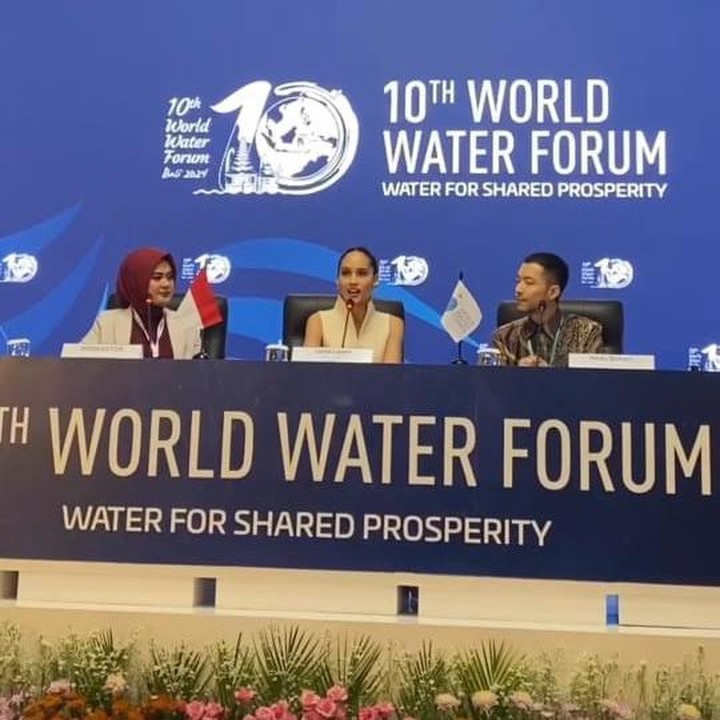 <p>"Hari ini, saya sangat senang bisa menjadi bagian dari World Water Forum (WWF) ke-10 sebagai Duta Komunikasi! Saya akan berbicara di depan banyak delegasi dari seluruh dunia, mewakili Indonesia," ujarnya, dikutip dari akun @claurakiehl.(Foto: Instagram @kemenkomarves dan @claurakiehl)<br /><br /><br /></p>