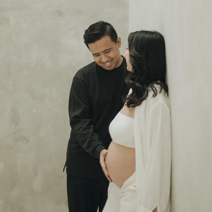 <p>Dalam unggahannya tersebut, Clairine juga menuliskan harapan bagi calon anaknya, Bunda. Besar harapan sang ibu hamil agar anaknya kelak akan memiliki berbagai bakat. “Semoga km multitalenta seperti Hong Banjang,” tulisnya. Joshua pun menyelipkan harapannya untuk Si Kecil kelak, "Jadilah pria yg pintar dan cekatan deperti Hong DuSik dan Papa, nak."<br /> (Foto: Instagram @clairineclay).</p>