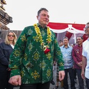 Elon Musk Resmikan Starlink di Bali Pakai Batik Bomba, Ternyata Ada 