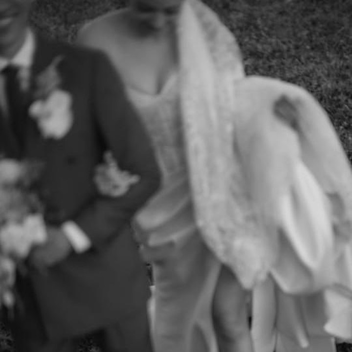 <p>Selain <em>photo box</em> di masa pacaran, Enzy juga menunguggah salah satu foto pernikahannya. Postingan hitam putih ini menunjukkan momen ketika Enzy mengenakan gaun pengantin sambil menggandeng sang suami di hari pernikahan. (Foto: Instagram enzystoria) <br /><br /><br /></p>
