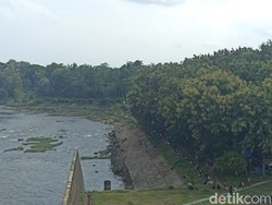 Flushing 2 Waduk di Blitar Jadi Tontonan Warga