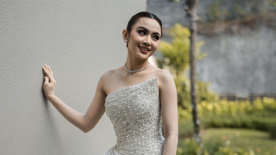 Gaun Resepsi Mahalini Gaun resepsi Mahalini di Bali.