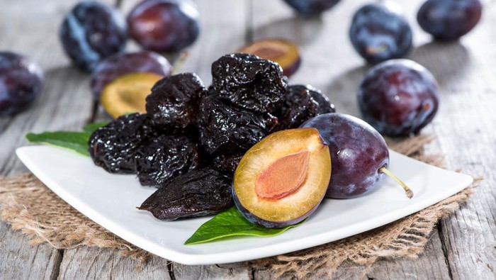 Ilustrasi Buah Prune