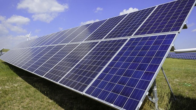 China tengah membangun tembok tenaga surya raksasa sepanjang 400 kilometer dengan produksi listrik mencapai 100 gigawatt.