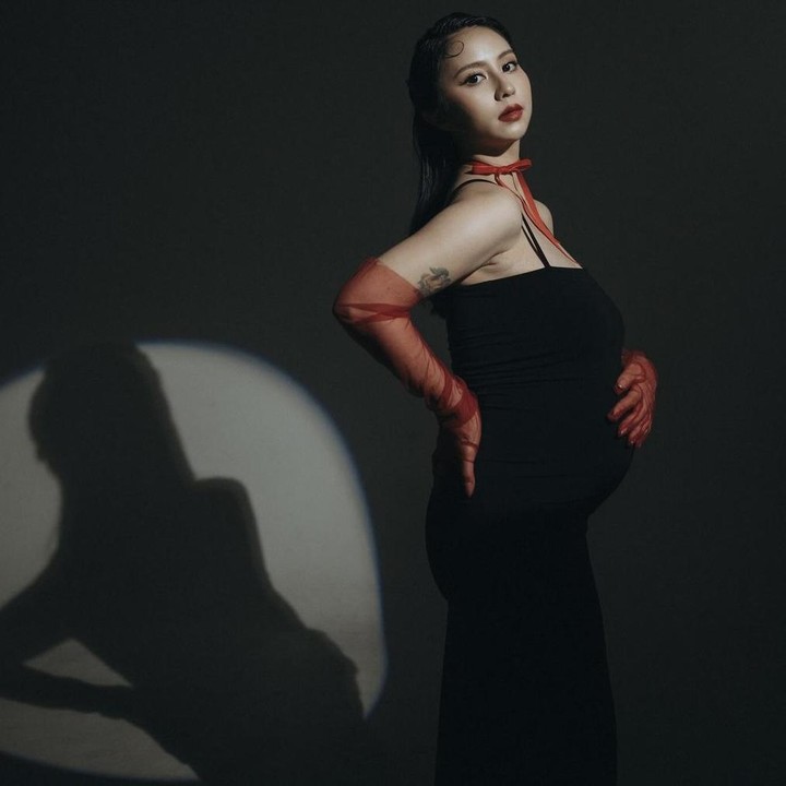 <p>Ketika hamil, para Bunda biasanya melakukan maternity shoot untuk mengenang momen saat tengah mengandung Si Kecil. Hal ini juga dilakukan oleh istri Joshua Suherman, yakni Clairine Clay. Kini, ia sudahmemasuki trimester tiga lho. (Foto: Instagram @clairineclay).</p>