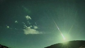 Viral Video Langit Malam Membiru saat Komet Melintas, Dramatis