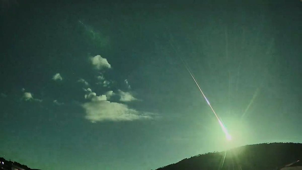 Meteor Terekam Jatuh di Gunung Fuji, Bikin Heboh Media Sosial