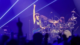 FOTO: RADWIMPS Hibur Penggemar saat Konser Lagi di Jakarta