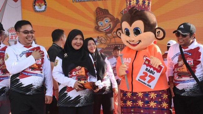 Komisi Pemilihan Umum (KPU) Bandar Lampung minta maaf usai meluncurkan maskot Kera di Pilkada Serentak 2024 yang menuai kritik.