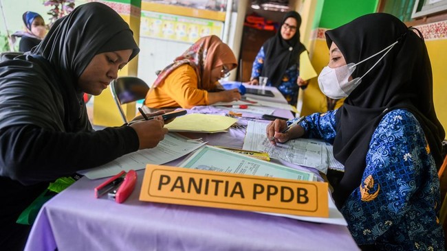 Dinas Pendidikan DKI Jakarta menyebut calon siswa tak bisa lagi menumpang kartu keluar untuk menembus sekolah incaran. 