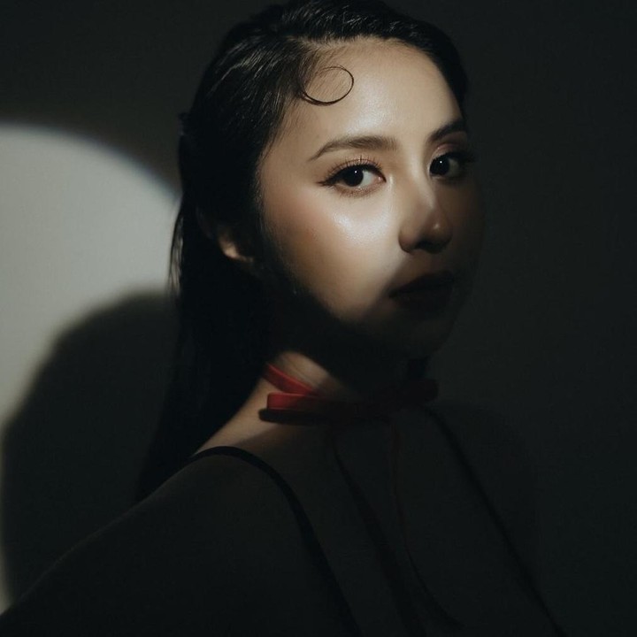 <p>Melalui akun Instagram pribadinya, Clairine Clay membagikan beberapa foto hasil maternity shootnya tersebut. Ibu hamil yang satu ini pun terlihat sangat menawan dengan riasan wajah yang natural namun bold di bagian mata. (Foto: Instagram @clairineclay).</p>