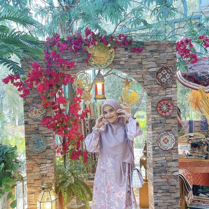 <p>Meski sedang berbadan dua, ibu hamil yang satu ini tetap semangat melakukan berbagai aktivitas lho. Hal ini diketahui lantaran Nadya kerap kali membagikan beberapa fotonya yang sedang berkunjung ke banyak tempat. (Foto: Instagram @nadyamustikarahayu).</p>