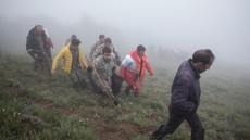 FOTO: Evakuasi Jenazah Presiden Raisi dan 8 Korban Helikopter Jatuh