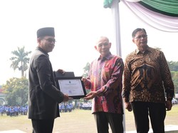Bupati Bandung Terima Penghargaan Atas Dedikasinya di Bidang Pendidikan