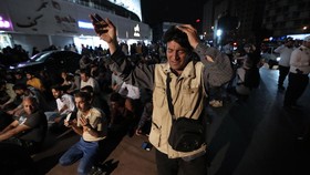 Warga Iran Kalut Berhamburan ke Jalan, Gelar Doa Bersama untuk Raisi