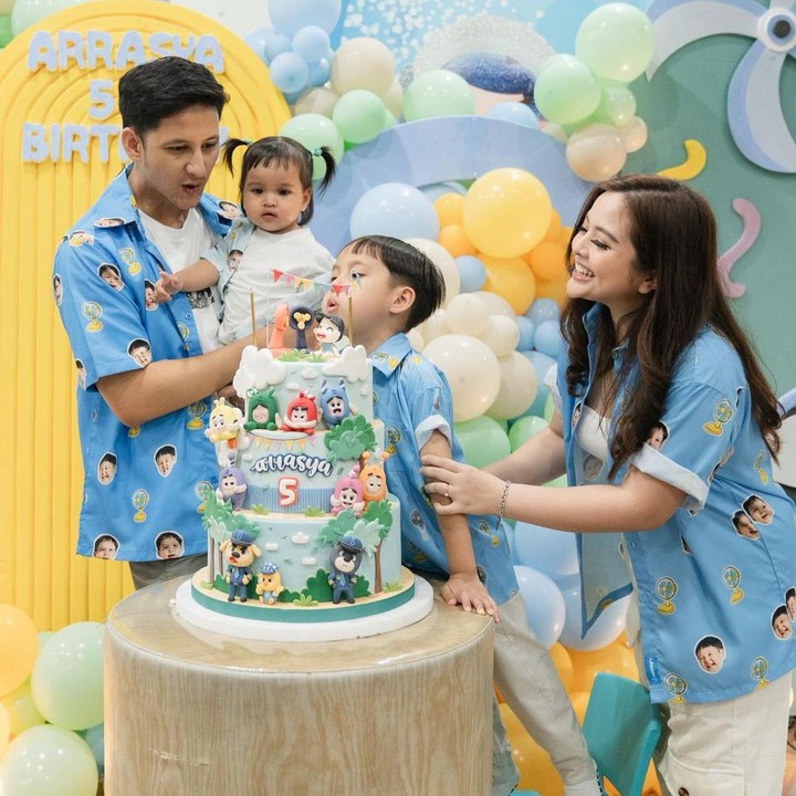 <p>"HBD anak kipas. Semoga makin terbang bebas untuk raih mimpimu, Nak. Sehat selalu, ceria selalu," ungkap seorang netizen. "<em>Happy birthday</em> mr. Kipas Man. Makin pintar, sehat, dan bahagia selalu Abang Arr," tutur netizen lainnya. (Foto: Instagram: @tasyakamila)</p>
