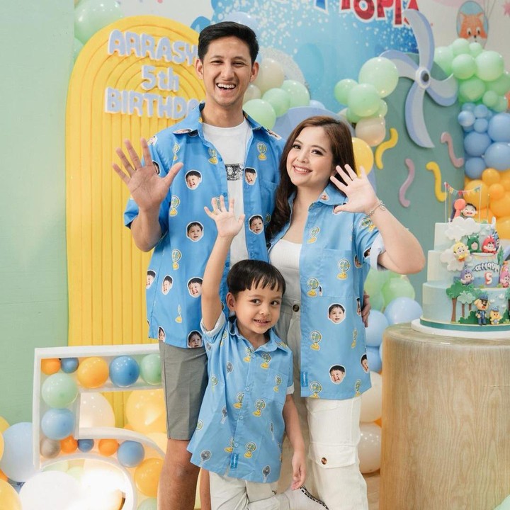 <p>"<em>MasyaAllah</em> Arrasya sekarang berusia 5 tahun. <em>Alhamdulillah</em> tahun ini-nya sudah kenal karakter-karakter kartun, enggak cuma kipas angin doang," ujar Tasya Kamila seraya mengunggah potret ulang tahun Arrasya.  (Foto: Instagram: @tasyakamila)</p>
