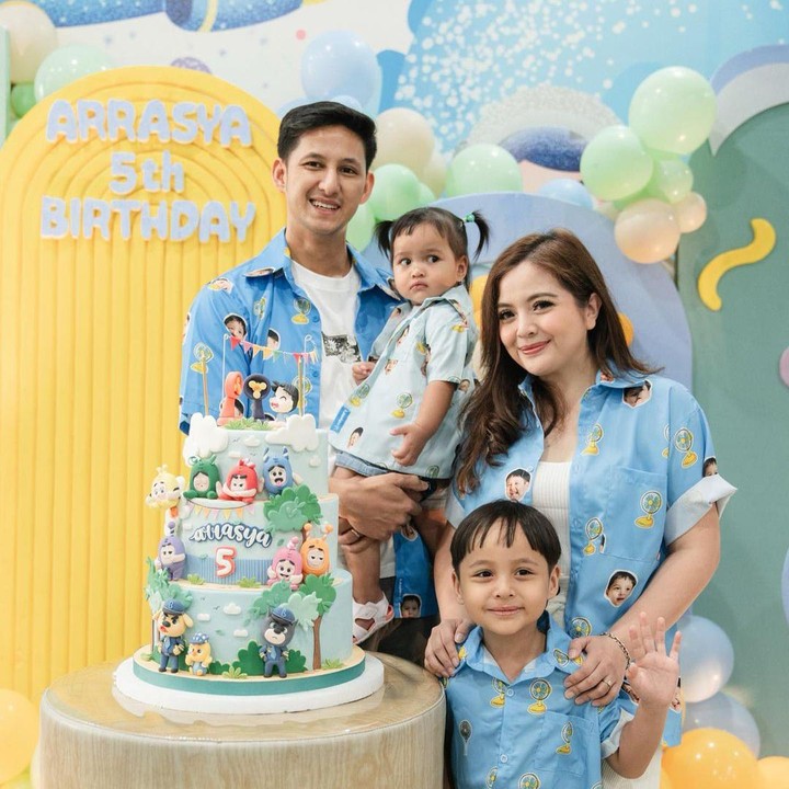<p>Sama seperti tahun-tahun sebelumnya, Tasya dan Randi merayakan ulang tahun Arrasya. Tidak jauh berbeda, di tahun ini tema ulang tahun Arr pun tetap memakai kipas angin. Hal ini terlihat dari dekorasi hingga baju yang dikenakan. (Foto: Instagram: @tasyakamila)</p>