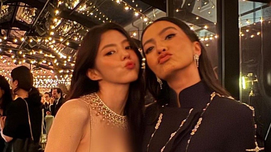 Raline Shah dan Han So Hee Raline Shah dan Han So Hee di Women in Motion Emerging Talent Award, Festival Film Cannes 2024.