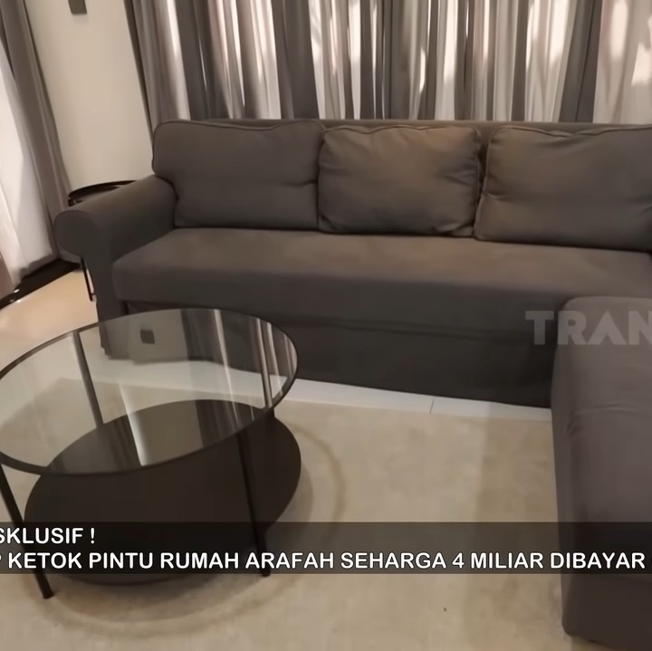<p style="margin: 0px; font-variant-numeric: normal; font-variant-east-asian: normal; font-variant-alternates: normal; font-size-adjust: none; font-kerning: auto; font-optical-sizing: auto; font-feature-settings: normal; font-variation-settings: normal; font-variant-position: normal; font-stretch: normal; font-size: 12px; line-height: normal; font-family: 'Helvetica Neue';">Perempuan asal Depok ini pun pernah memperlihatkan setiap sudut rumah mewahnya dalam sebuah program televisi. Ia diduga membeli rumah seharga miliaran dengan tunai alias cash, lho. (Foto: YouTube @TRANS7 OFFICIAL)</p>