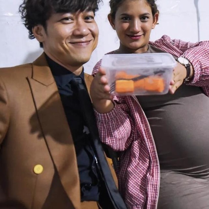 <p>Sebagai ibu hamil yang baik, sudah menjadi kewajiban bagi Qurrotu Ayun untuk memastikan jenis makanan yang ia konsumsi bernutrisi. Oleh karena itu, ia juga terlihat sedang memakan buah pepaya sambil mendampingi suaminya. (Foto: Instagram @qurrrotuayun).</p>