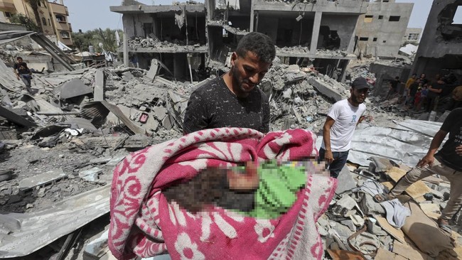 Israel diyakini lagi-lagi memakai senjata buatan Amerika Serikat untuk menyerang sekolah PBB di kamp pengungsi Nuseirat, Jalur Gaza Tengah, Palestina.