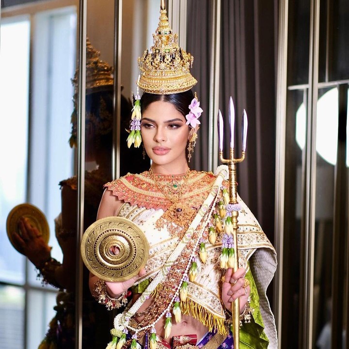<p>"Kamu bekerja keras untuk menjaga ibumu dan seluruh keluarga, yang kini jauh dari Tanah Airmu," tulis Anne dalam suratnya mengutip dari<em> Latin Times</em>. (Foto: Instagram: @sheynnispalacios_of)</p>