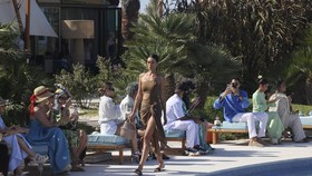 Pertama Kalinya, Pakaian Renang Muncul di Fashion Show Arab Saudi