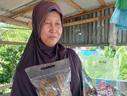 Cerita Sri Geluti Usaha Ikan Salai Rumahan Selama Belasan Tahun