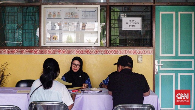 Menurut Heru Budi, banyak penduduk datang satu tahun sebelum PPDB. Jakarta bakal terus kekurangan bangku sekolah jika ini terus terjadi.