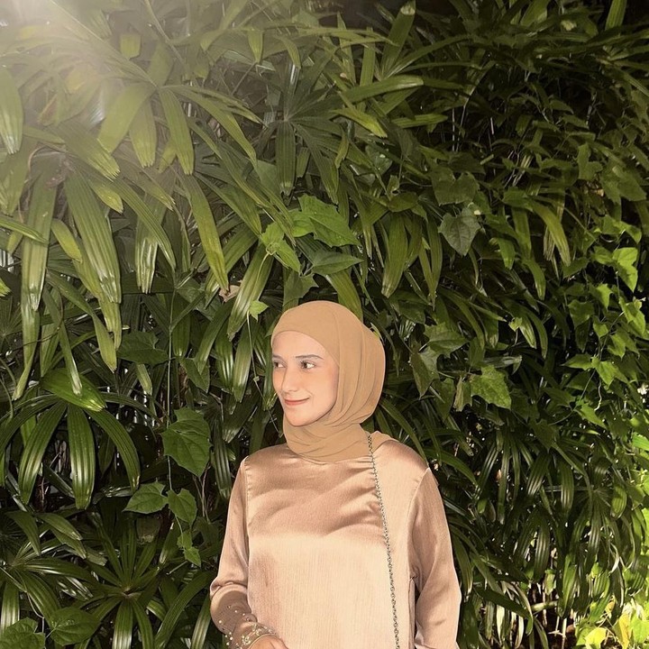 <p>Tak hanya itu, pemilik nama lengkap Nadya Mustika Rahayu ini beberapa waktu yang lalu membagikan foto terbarunya. Meski menggunakan pakaian yang cukup tertutup, <em>baby bump</em> milik Nadya tetap sedikit terlihat, Bunda. (Foto: Instagram @nadyamustikarahayu).</p>