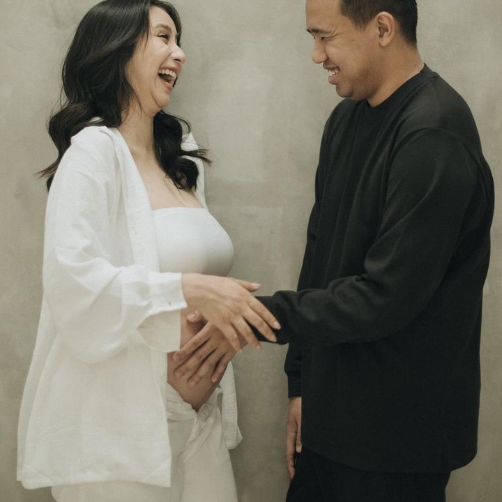 <p>Ternyata, perempuan kelahiran 1995 tersebut tidak hanya melakukan maternity shoot sendirian. Pasalnya, Clairine juga ditemani oleh sang suami, Joshua Suherman. Keduanya pun tampak bahagia dan tersenyum lepas saat diambil potretnya. (Foto: Instagram @clairineclay).</p>