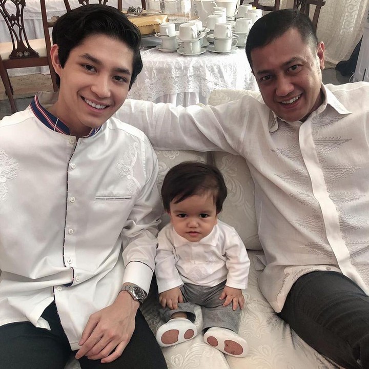 <p>Teuku Rassya juga sangat dekat dengan adik bungsunya, Teuku Muhammad Razeen Pasya. Ia lahir pada 30 Maret 2018 dan baru berusia enam tahun, Bunda. Ketika adik bungsunya dilahirkan, Rassya sempat membuat unggahan manis di media sosial dengan menuliskan caption "Razeen & Rassya". (Foto: Instagram @teukurassya)</p>