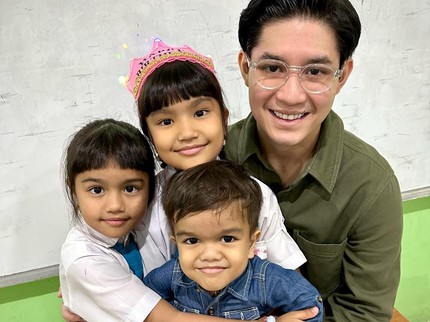 7 Potret Kedekatan Teuku Rassya dengan Adik-adik Sambungnya