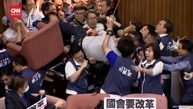 VIDEO: Momen Parlemen Taiwan Ricuh Jelang Pelantikan Presiden