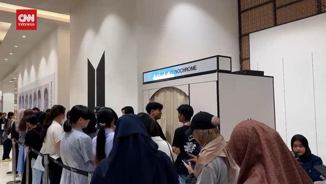 ARMY Ramaikan Photobooth Sambil Belanja Merch Eksklusif BTS ARMY Ramaikan Photobooth Sambil Belanja Merch Eksklusif BTS