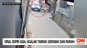 VIDEO: Viral Sopir Ugal-Ugalan Tabrak Gerobak dan Rumah.