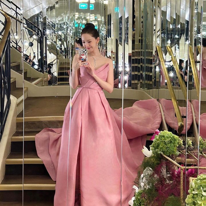 <p>Di acara tersebut, ia tampil dengan balutan gaun merah muda sebagai <em>brand ambassador</em> dari salah satu brand perhiasan asal Hong Kong.(Foto: Instagram @yoona__lim)<br /><br /><br /></p>