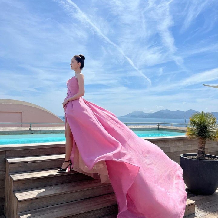 <p>Selain itu, penampilan perempuan berusia 33 tahun ini juga semakin terlihat sempurna dengan kalung berlian berkilau menempel. Bagaimana menurut pendapat Bunda?(Foto: Instagram @yoona__lim)<br /><br /><br /></p>