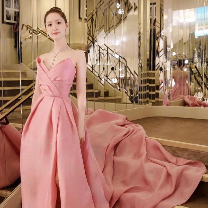 <p>Berjalan di <em>red carpet</em>, Yoona juga terlihat dengan percaya diri berpose di sana dengan stiletto hitam. Tak heran, penampilannya pun menuai beragam pujian dari netizen. "Sayang, kamu seperti boneka juga bidadari yang cantik," ujar akun @uriu*****. (Foto: Instagram @yoona__lim)</p>