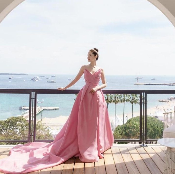 <p>Dari dunia hiburan Korea, sosok Yoona memang dikenal sebagai aktris sekaligus penyanyi dengan visualnya yang menawan ya, Bunda? Pemilik nama lengkap Im Yoon Ah ini tak habis-habisnya membuat publik terkagum-kagum. (Foto: Instagram @yoona__lim)<br /><br /><br /></p>