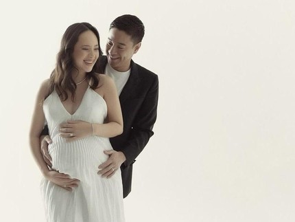 5 Potret Maternity Shoot Kehamilan Pertama Pamela Bowie, Simpel dan Elegan