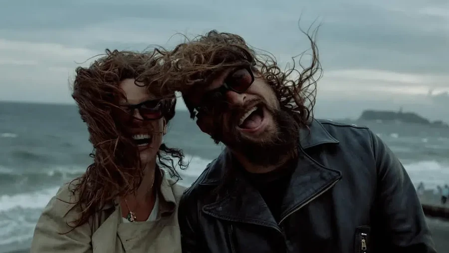 Adria Arjona dan Jason Momoa.
