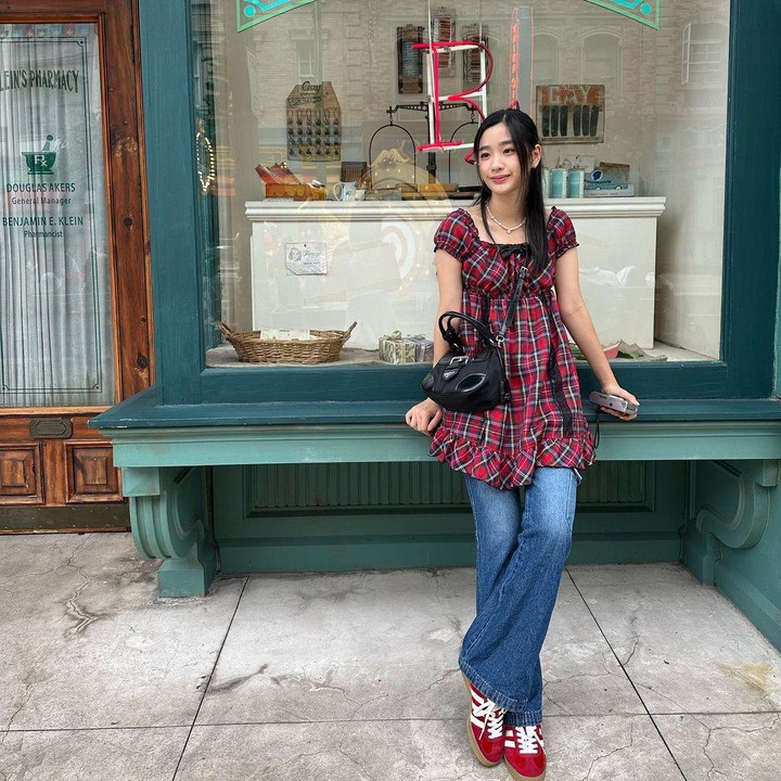 <p>Akhir-akhir ini tren memadukan dress dengan celana jeans panjang sedang tenar. Tontawan pun ikut serta meramaikannya, nih. Ia tampil begitu cantik dengan gaya berpakaian yang menarik perhatian. (Foto: Instagram @tontawan)</p>