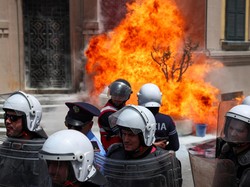 Momen Demonstran Lempari Kantor Walkot Tirana Albania dengan Molotov