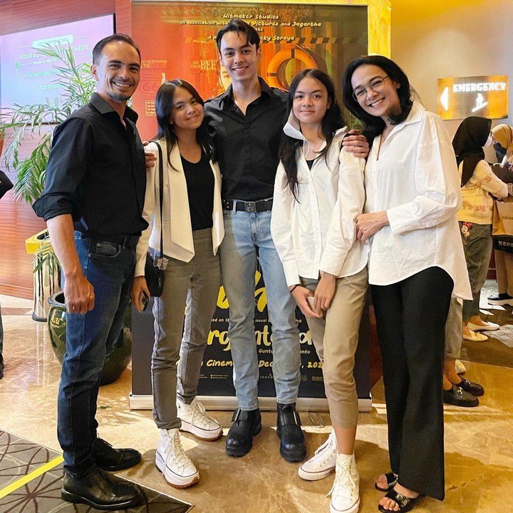 <p>Kekompakan keluarga ini kerap mencuri perhatian netizen lho. Banya yang bilang, ketiga anak Ananda Lontoh dan Attar Syach memiliki paras yang cantik dan tampan mirip orang tuanya. "Bapaknya dah lah cakep. Anaknya lebih cakep, MasyaAllah... Emak bapaknya banget," kata akun @da****** (Foto: Instagram @ananda_faturrahman)</p>