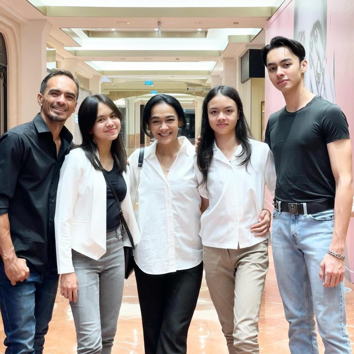 <p>Ketiga anak Ananda Lontoh dan Attar Syach sudah beranjak dewasa, Bunda. Mereka adalah Fattah Syach, Zalfa Ananta Syach, dan Najma Clara Syach. (Foto: Instagram @ananda_faturrahman)</p>
