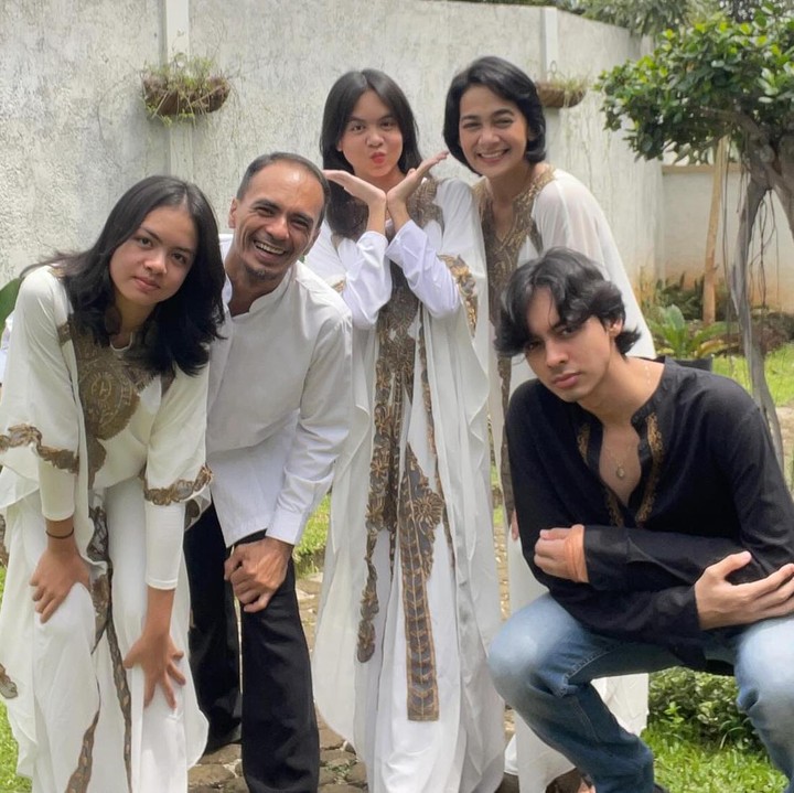 <p>Pasangan artis Attar Syach dan Ananda Lontoh resmi menikah pada 27 Februari 2004. Selama dua dekade, rumah tangga keduanya jauh dari berita miring. Ananda Lontoh dan Attar Syach sendiri telah dikaruniai tiga anak. (Foto: Instagram @ananda_faturrahman)</p>