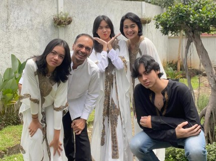 5 Potret Kompak Ananda Lontoh & Attar Syach Bersama Ketiga Anaknya